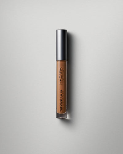 MÁDARA Organic Skincare concealer mocha madara A6105 concealer product photo on plain background.